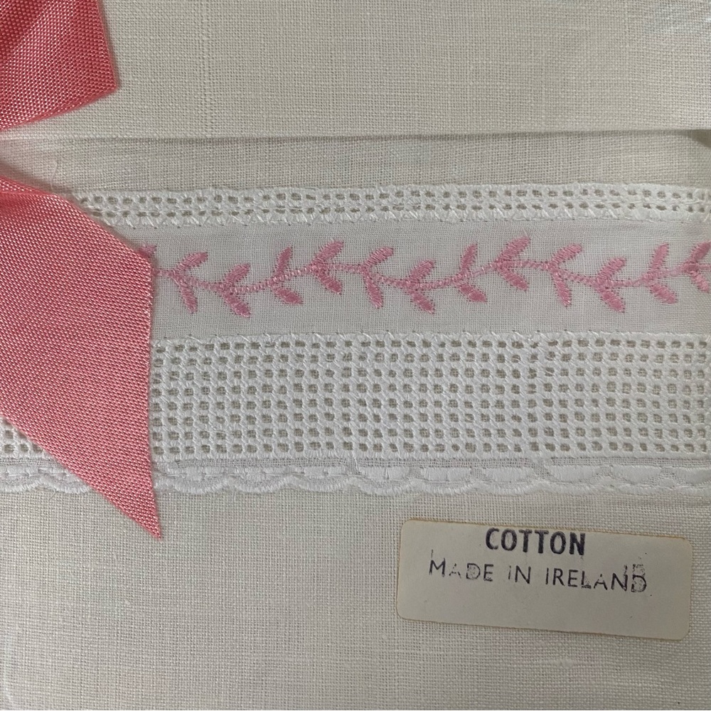 NIB 2 Dreamweave Cotton Pillowcases Made in Ireland Pink White - Picture 3 of 9